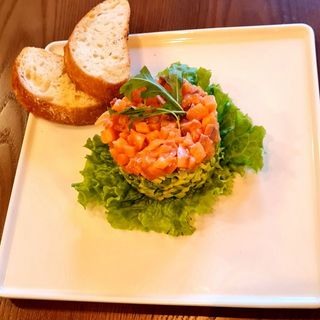 Тартар з червоної риба та авокадо