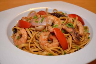 Tallarin saltado de mariscos