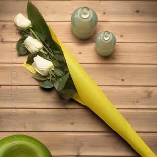 Cono de tres rosas blancas