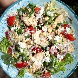 Салат з куркою,хурмою під йогуртово-медовому соусі