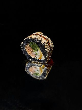 Блек рол зі смаженим лососем (275г)