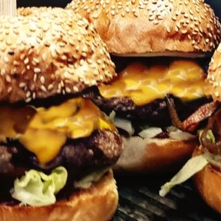 MENU × 2  CHEESEBURGER.