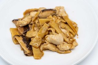 222. Pollo con funghi e bambù