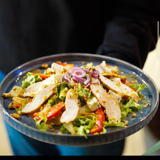 Гавайський салат з куркою, сиром Дор блю і ананасом (250г)