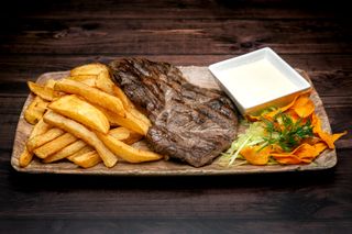 Ceafa de porc macelareasca cu cartofi prajiti