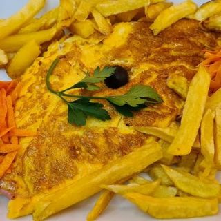 Omelete de fiambre com batata frita