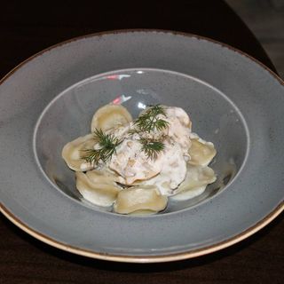 Пельмені з свининою , сметаною та зеленню 