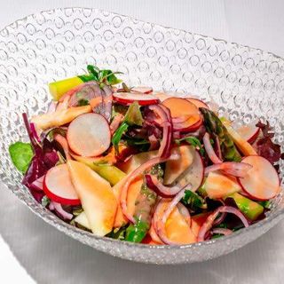 Ensalada De lechuga viva, Aguacate, Cebolla Roja Y Manzana Reineta