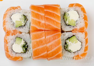 Рол Філадельфія в кунжуті з лососем