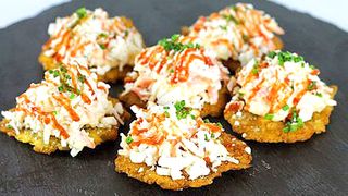 Tostones Carne Desmechada Con Queso Y Salsa Guasacaca 