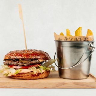 Classic burger s prilogom