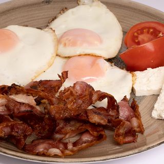 Jaja sa hrskavom slaninom