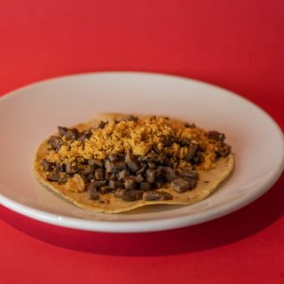 Taco de Cecina con Chicharrón