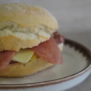 H. Queso y bacon 