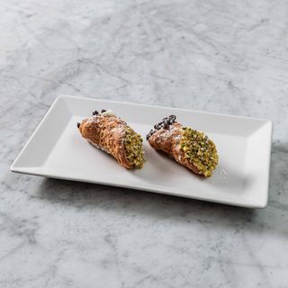 Cannolo siciliano alla ricotta con granella di pistacchio