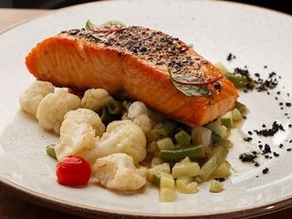 Стейк з лосося з овочевим соте ( 370 г)