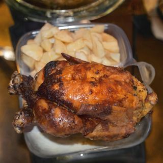 POLLO ASADO ENTERO CON PAPAS