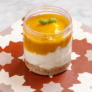 Cheesecake al bicchiere con salsa al mango 