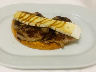 Tosta Solomillo Y rulo de cabra