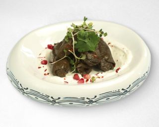 Долма з баранини під соусом лабне (160/50г)