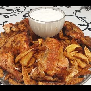 Jumatate de Pui Rotisat si Cartofi Prajiti cu Mujdei de Usturoi