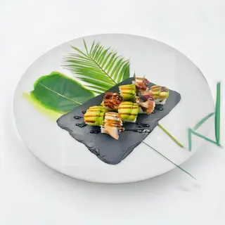 89. Uramaki De Anguila con Aguacate (8 Uds.)