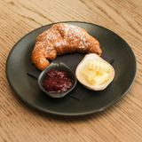 Domaći kroasan, puter, marmelada