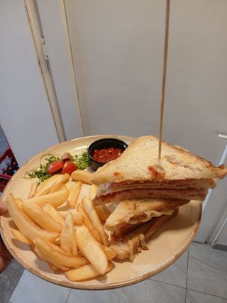 Tost sa chedar sirom i šunkom