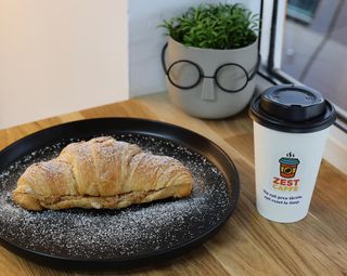 Latte + croissant