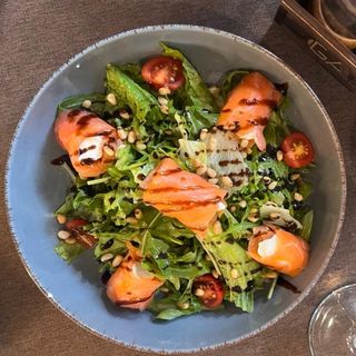 Микс-салат с рулетиками из норвежского лосося