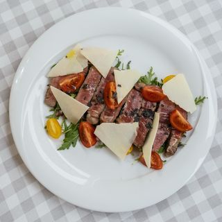 Tagliata con Rucola e Pomodorini
