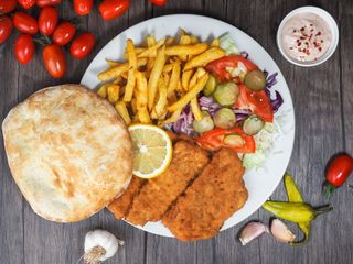 Șnițel porc la farfurie