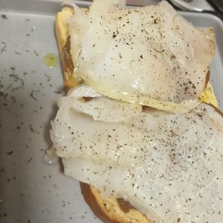 Tosta de bacalao ahumado y cebolla caramelizada 