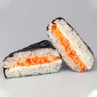 Онигири с лососем и сыром филадельфия (японский сэндвич)