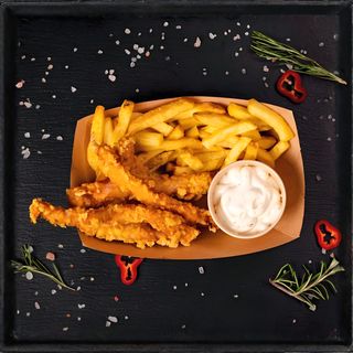 6 броя пилешки пръчици с пресни картофки и сос (1бр)