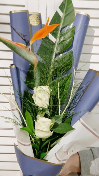 Buket rajska ptica i ruže