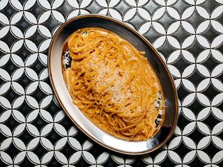 Linguine z sosem pieprzowym i kiszoną cytryną