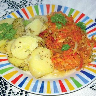 Schab po cygańsku papryka czerwona, ser, cebula ,ziemniaki , surówka