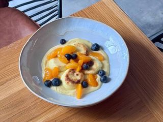 Сирники з сезонними фруктами та кремом англез (300g)