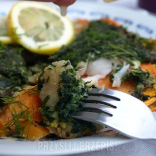 Ryba sola zapiekana ze szpinakiem, frytki,  surówka