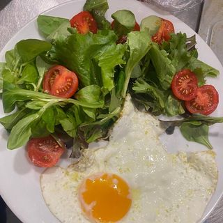 Plato lechuga con huevos fritos
