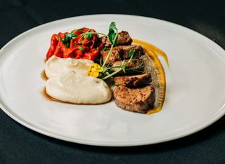 Mușchiuleț de porc la tigaie stins în vin