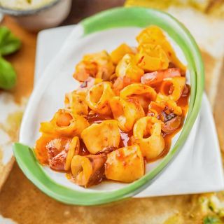 121. Панирани калмари със сладко-кисел сос или пикантен сос (700г)