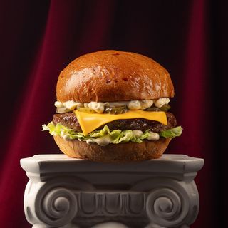 Бургер з яловичою котлетою та соусом Дор Блю