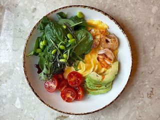 Folded eggs z krewetką i awokado