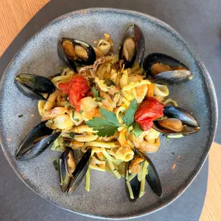 NOODLES CU CREVETI SI FRUCTE DE MARE IN SOS DE VIN 360 GR