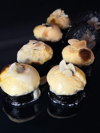 Запечений рол з креветкою та грушею