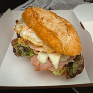 BOHcadillo De Pata Asada Con Lechuga Y Tomate