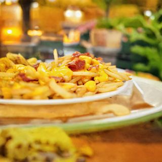 Patatine fritte con cheddar e pancetta