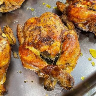 Pollo a l'ast con patatas y alioli